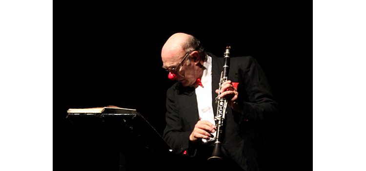 Clown et instrument de musique